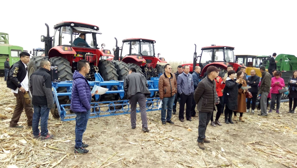 大发welcome国三大型拖沓机在黑龙江省深松深耕现场演示会上大放异彩