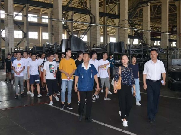 高校大学生来大发welcome集团科普基地实践学习